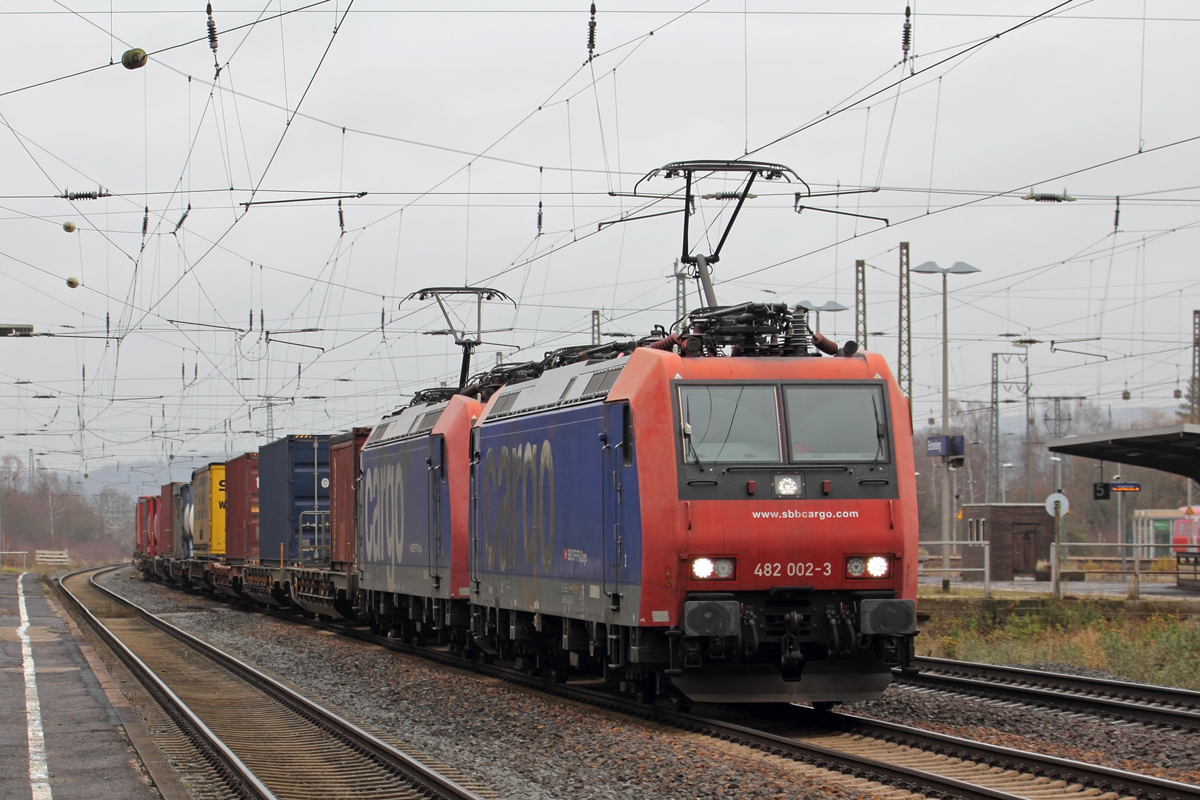 SBB Cargo 482 002-3 mit 482 007-2 in Eichenberg 14.12.2021