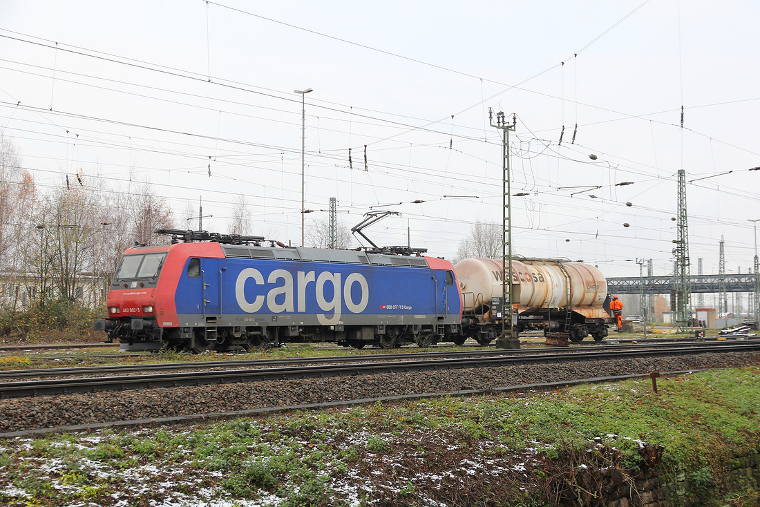 SBB Cargo 482 002 rangiert mit einem Kesselwagen im Karlsruher Rangierbahnhof.
Aufgenommen am 1. Dezember 2017.