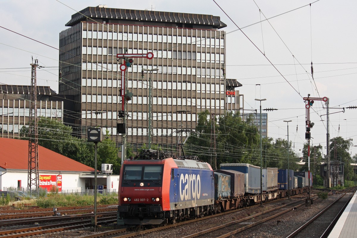 SBB Cargo 482 007 am 10.7.13 mit einem KLV in Düsseldorf-Rath.