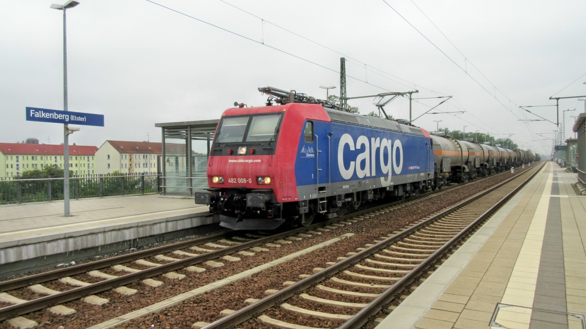 SBB Cargo 482 008-0 kommt mit einem Kesselzug durch Falkenberg (E.) Richtung Doberlug-Kirchhain (12.9.14)