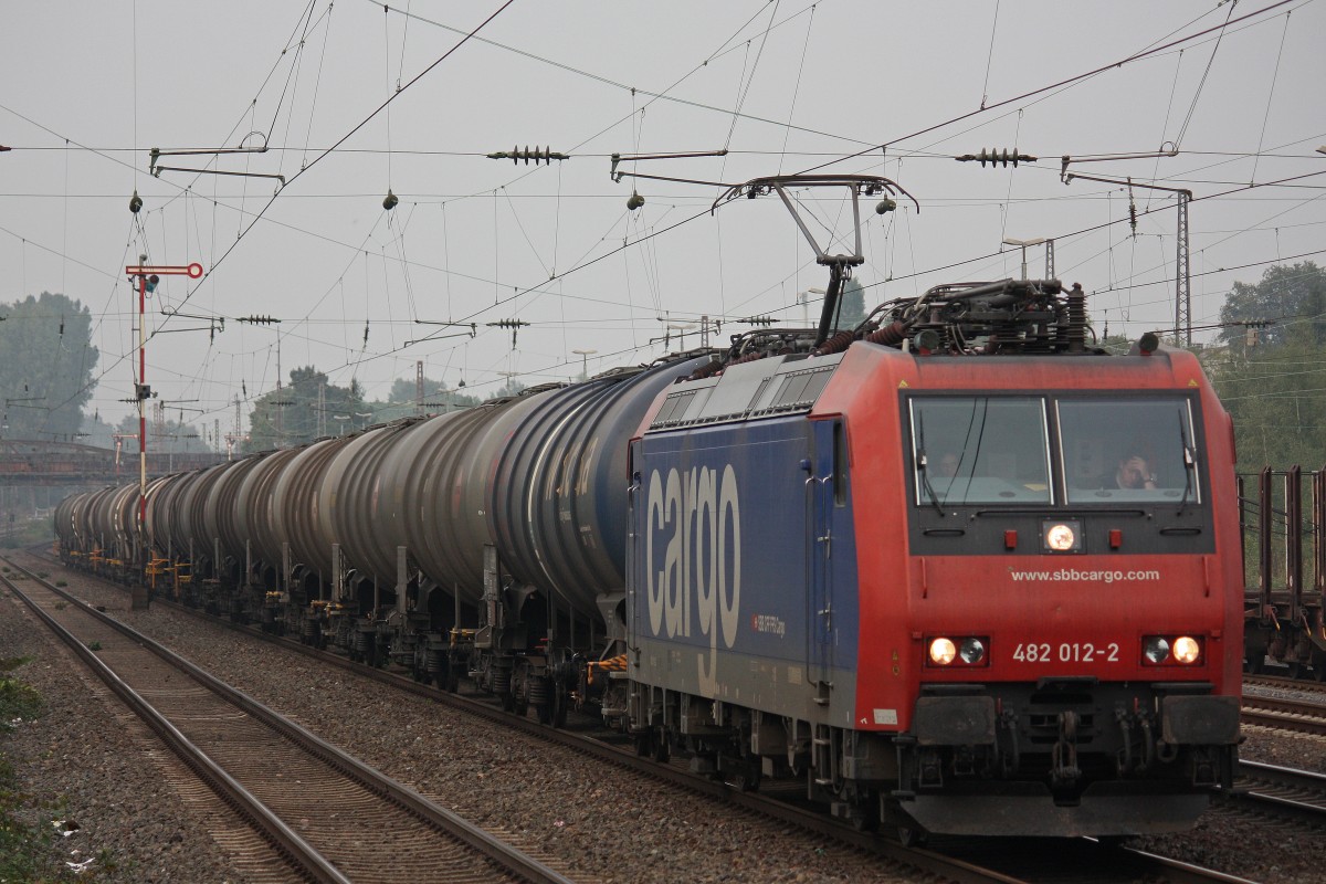 SBB Cargo 482 012 am 25.9.13 mit einem Kesselzug in Düsseldorf-Rath.
