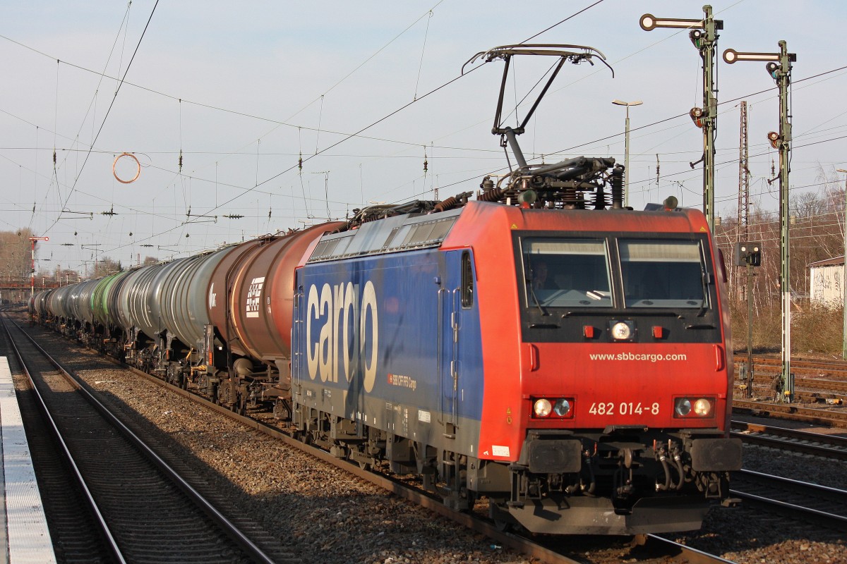 SBB Cargo 482 014 zog am 27.3.13 einen Kesselzug durch Dsseldorf-Rath.