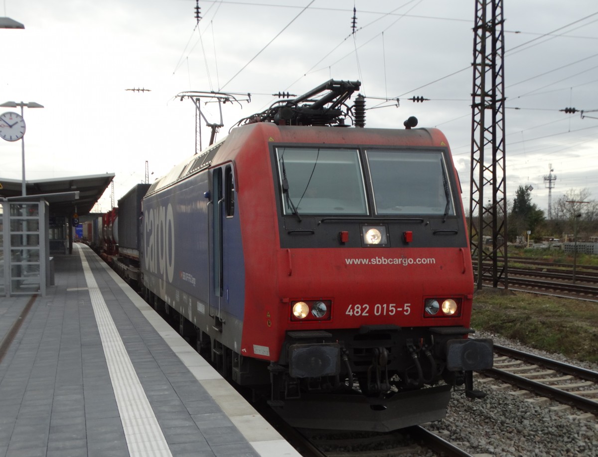 SBB Cargo 482 015-5 am 14.11.15 in Mannheim Friedrichsfeld