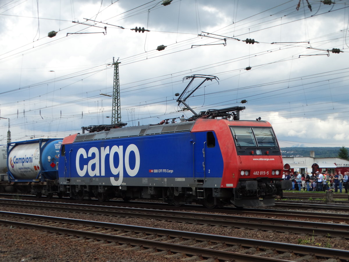 SBB Cargo 482 015-5 am 18.06.16 in Koblenz von einen Gehweg aus fotografiert