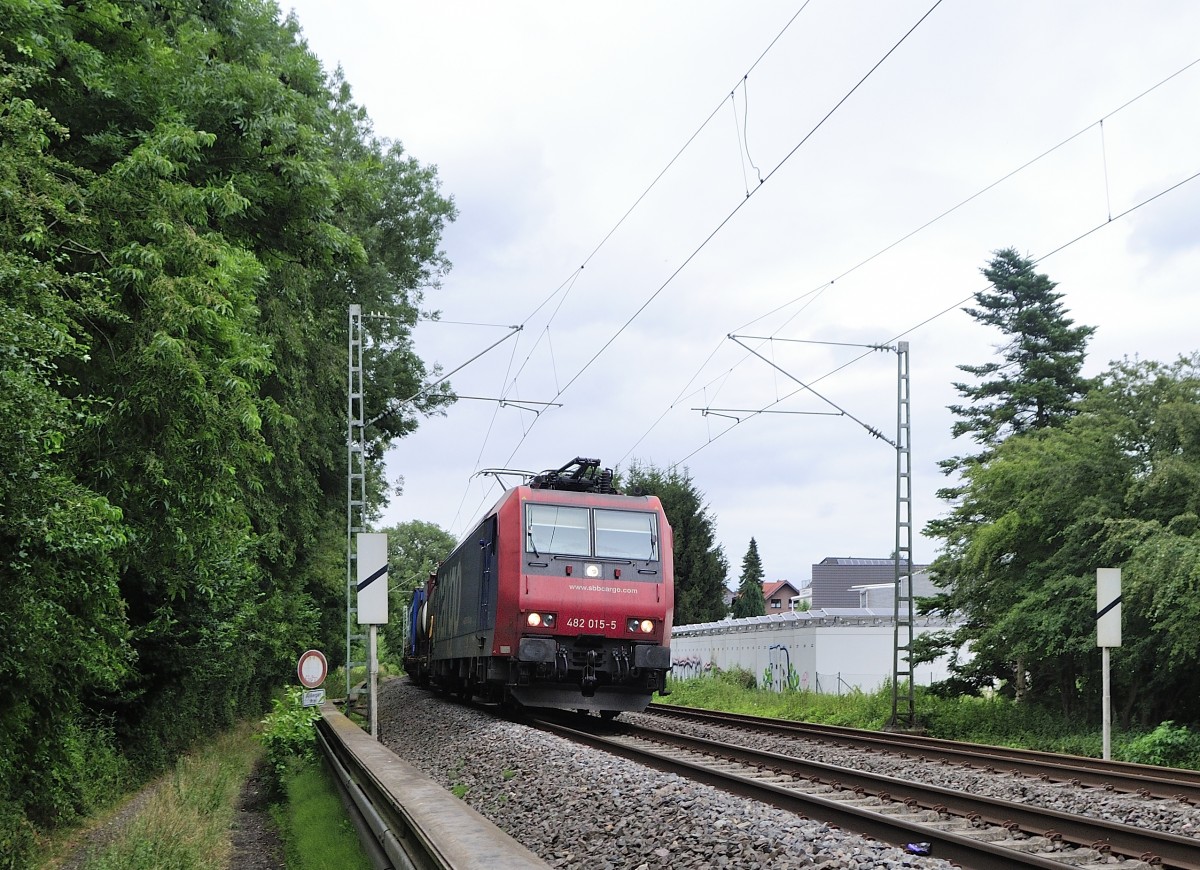 SBB Cargo 482 015-5 in Richtung Aachen am 14.7.2015 auf der KBS 485, bei Frelenberg Km 25.4. 