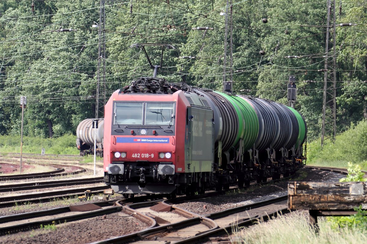 SBB Cargo 482 018-9 durchfährt Duisburg-Entenfang 8.6.2017