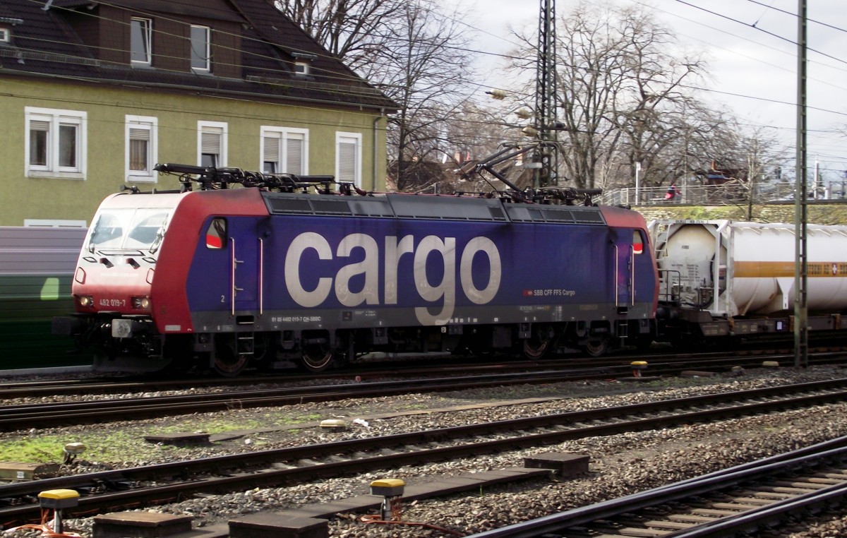 SBB Cargo 482 019-7 mit Containerzug am 20.02.14 in Mainz Bischofsheim Rbf
