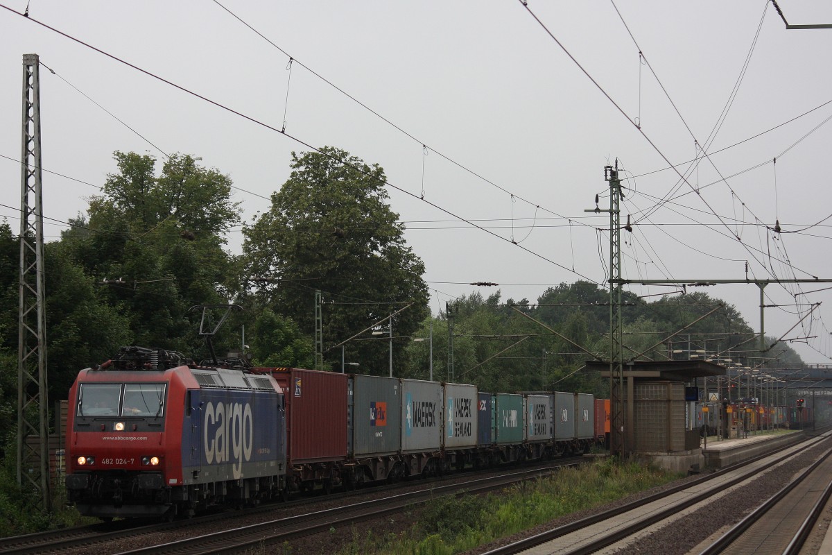 SBB Cargo 482 024 am 8.8.13 mit einem Containerzug in Dedensen-Gmmer.
