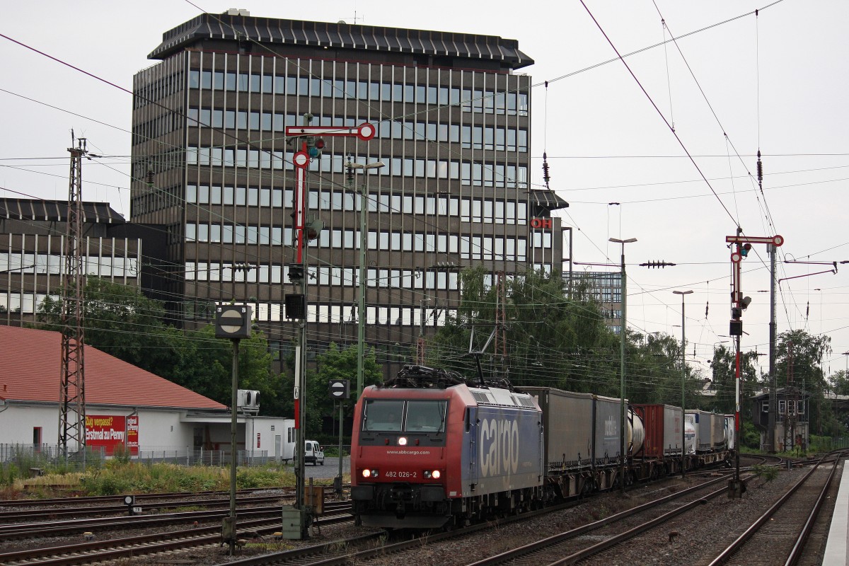 SBB Cargo 482 026 am 27.6.13 mit einem KLV nach Duisburg-Rheinhausen in Düsseldorf-Rath.