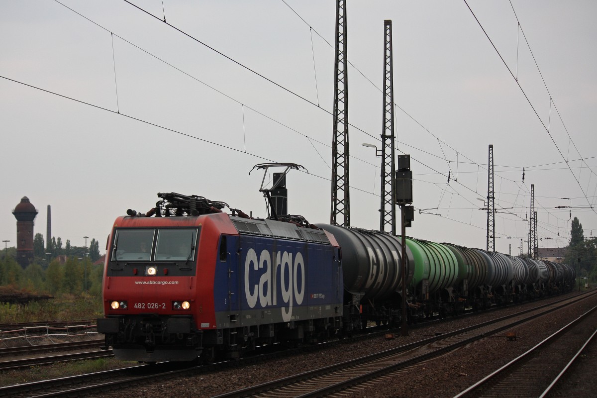 SBB Cargo 482 026 am 8.10.13 mit einem Kesselzug in Duisburg-Bissingheim.