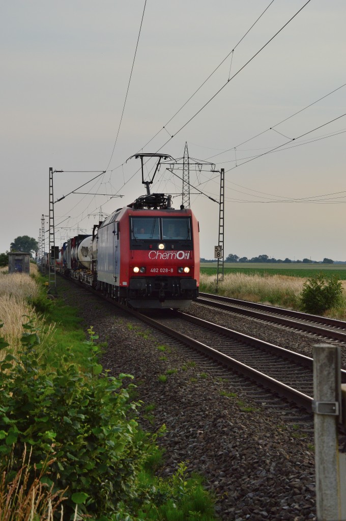 SBB Cargo 482 028-8 mit einem Güterzug gen Rheydt fahrend am Abend des 29.6.2015 
