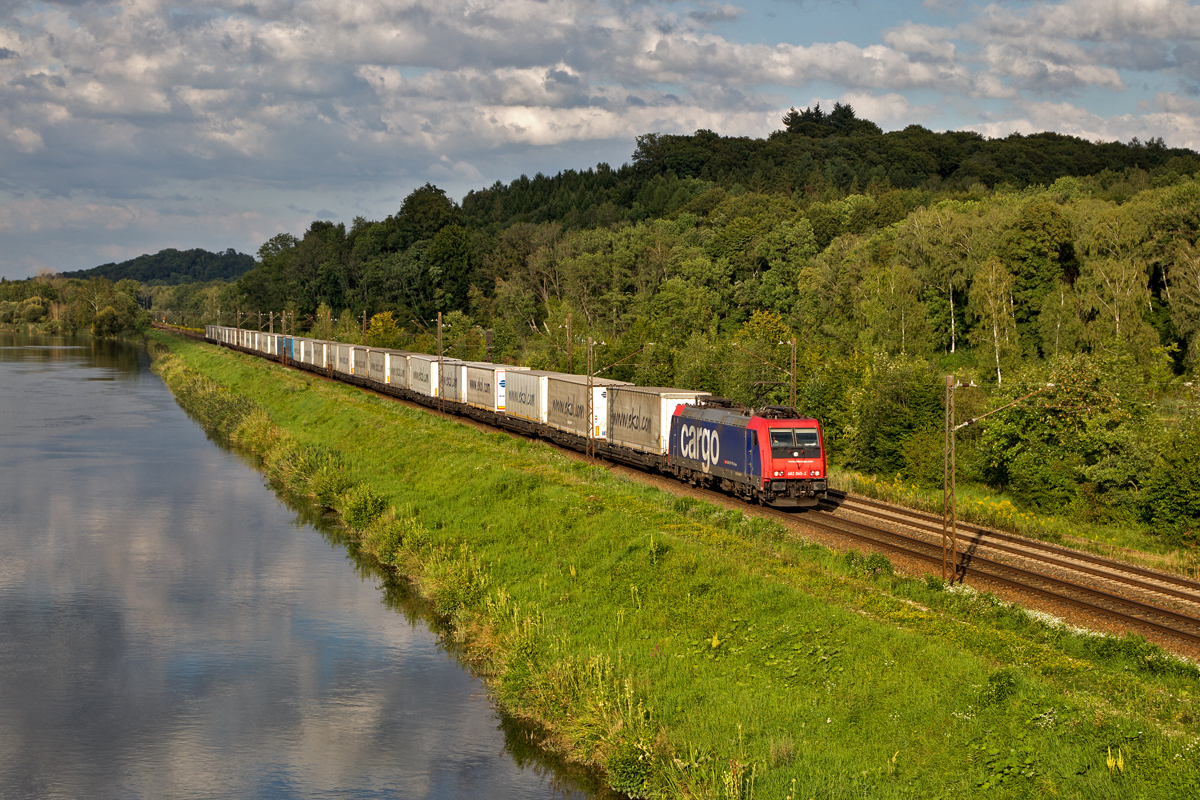 SBB Cargo 482 030-4 kommt mit einem Hupac Zug bei Günzburg entlang der Donau gefahren am 19.8.2014