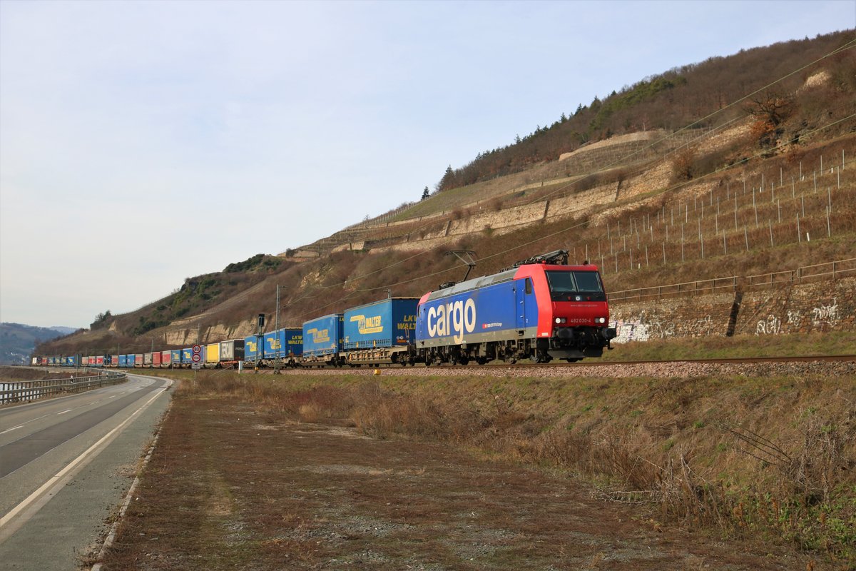 SBB Cargo 482 030-4 mit einen KLV Zug auf der Rechten Rheinstrecke am 23.02.19 zwischen Assmanshausen und Lorch