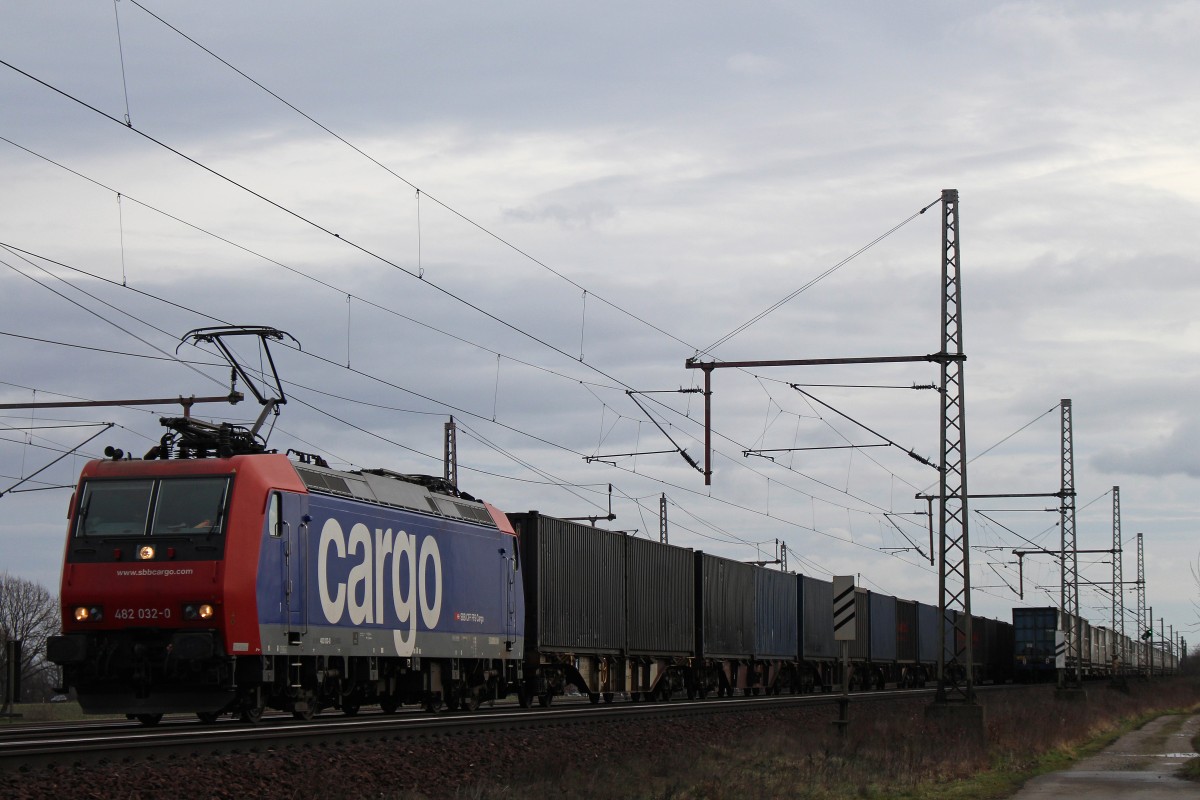 SBB Cargo 482 032 zog am 15.2.14 für die CFL Cargo einen Blackbox Containerzug durch Dedensen-Gümmer.Am Zugschluss hing noch EBM 140 003.