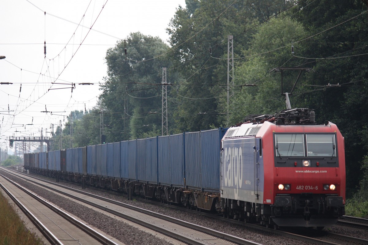 SBB Cargo 482 034 zog am 8.8.13 für die CFL Cargo den Blackbox Containerzug durch Dedensen-Gümmer.