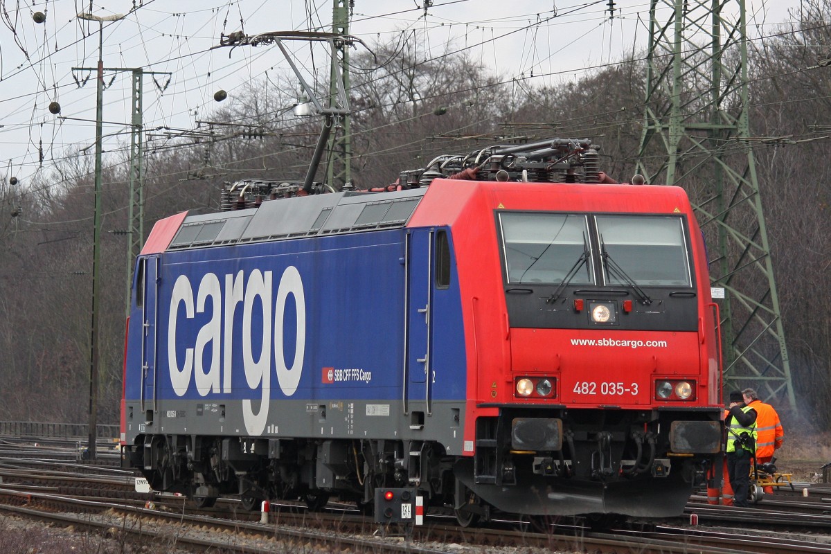 SBB Cargo 482 035 am 17.3.13 als Tfzf bei der Einfahrt in Kln-Gremberg.
