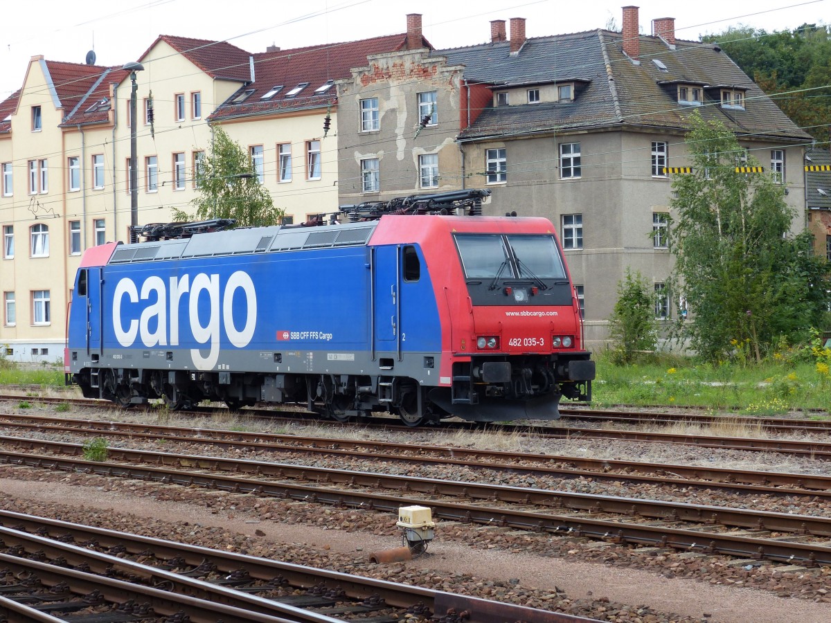 SBB Cargo 482 035 wartet am 20.08.2014 im Bahnhof Gößnitz auf neue Aufgaben.