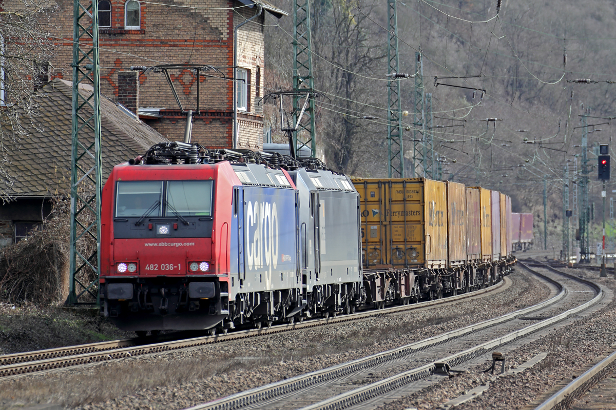 SBB Cargo 482 036-1 mit MRCE 185 571-7 durchfährt Kaub 25.2.2017
