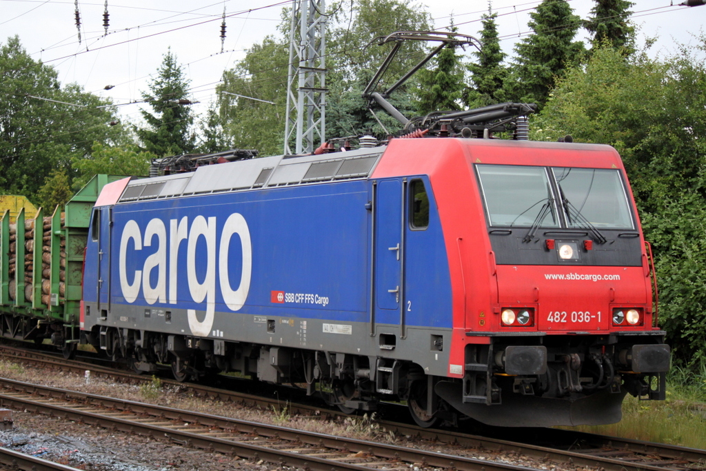 SBB-Cargo 482 036-1 mit Holzzug von Rostock-Bramow nach Stendal-Niedergrne bei der Ausfahrt im Bahnhof Rostock-Bramow.29.05.2014 