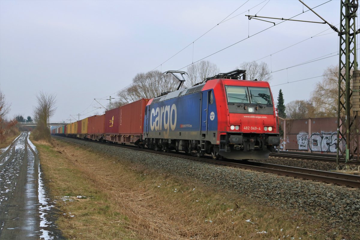 SBB Cargo 482 049-2 mit Containerzug am 03.03.18 bei Rodenbach (Main Kinzig Kreis) 