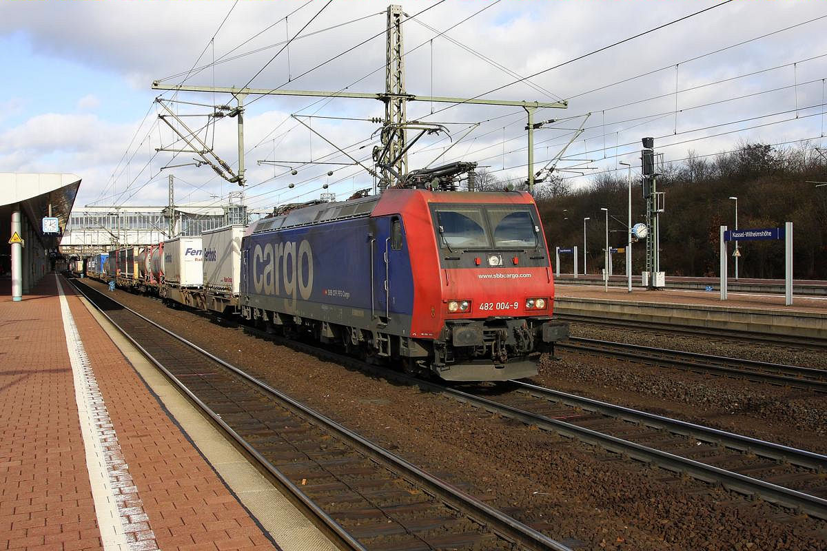 SBB Cargo 482004 fährt am 14.2.2014 um 12.07 Uhr mit einem Güterzug durch den 
Bahnhof Kassel Wilhelmshöhe in Richtung Süden.
