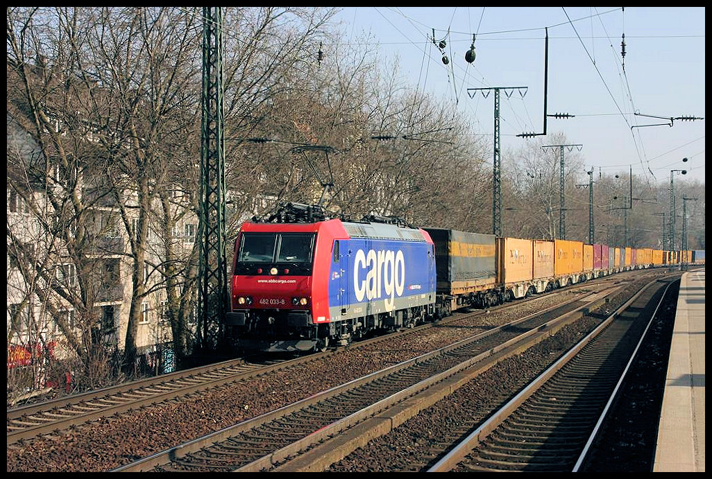SBB Cargo 482033 kommt hier am 19.3.2006 um 14.58 Uhr mit einem Container Zug in Richtung Norden durch Köln Süd.