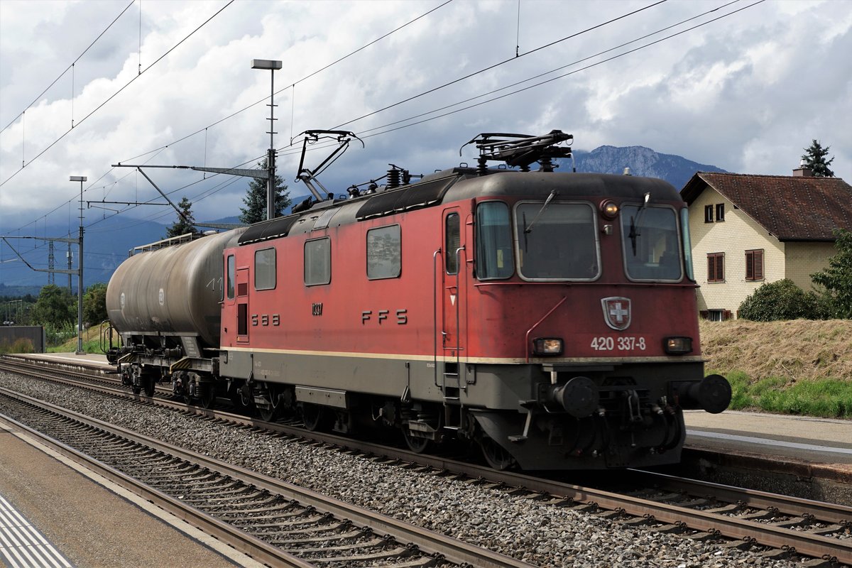 SBB CARGO. Auch nach den Sommerferien verkehrt am Nachmittag der übermotorisierte Güterzug bei Deitingen nur mit einem Wagen. Geführt wurde er am 12. August 2019 mit der Re 420 337-8.
Foto: Walter Ruetsch