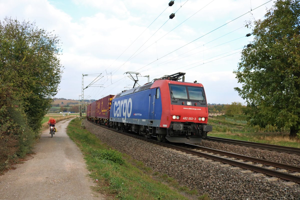 SBB Cargo Bombardier Traxx 482 002-3 mit Containerzug am 25.10.18 bei Walluf rechte Rheinstrecke