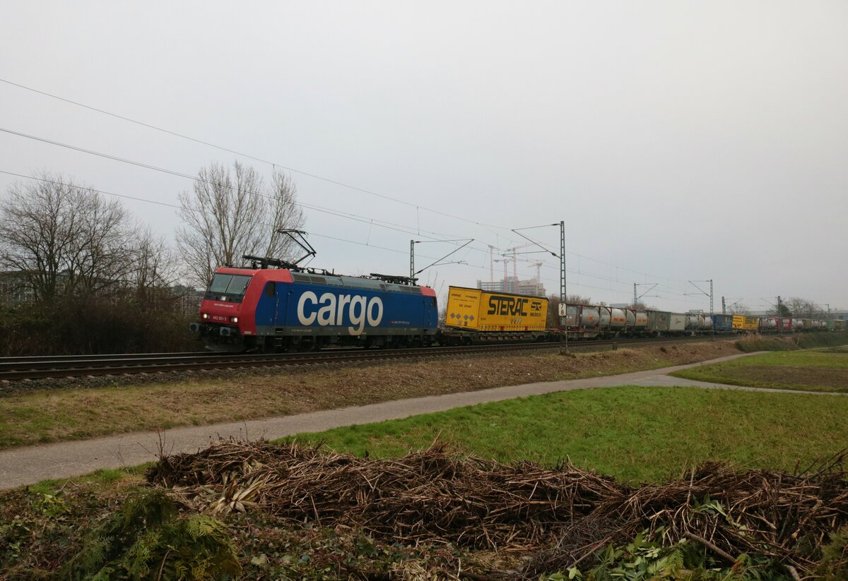 SBB Cargo Bombardier Traxx 482 021-3 mit KLV Zug in Frankfurt Oberrad am 14.01.22