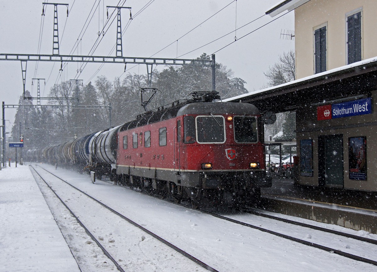 SBB CARGO: Die Re 6/6 11610  SPREITENBACH  schleppt bei winterlichen Verhältnissen einen schweren Oelzug von Cornaux nach Niederbipp. Die Aufnahme ist am 2. Dezember 2011 bei Solothurn-West entstanden.
Foto: Walter Ruetsch