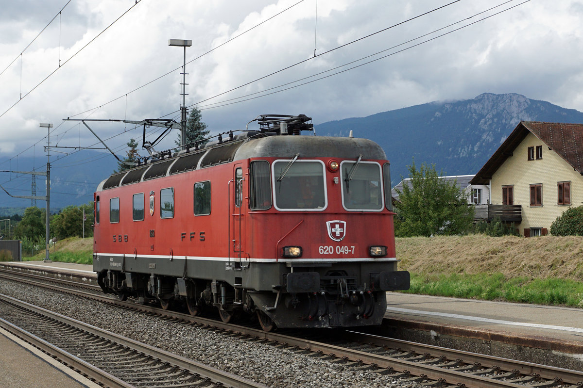 SBB CARGO. Die saubere Re 620 049-7  AARBERG  als Lokzug bei Deitingen unterwegs am 12. August 2019.
Foto: Walter Ruetsch
