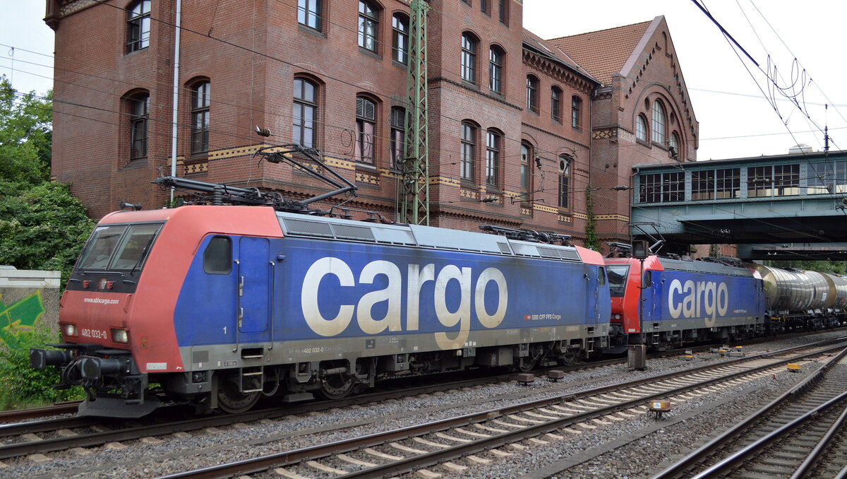 SBB Cargo Doppeltraktion   482 032-0  [NVR-Nummer: 91 85 4482 032-0 CH-SBBC] +  482 027-0  [NVR-Nummer: 91 85 4482 027-0 CH-SBBC] mit Kesselwagenzug am 25.08.21 Durchfahrt Bf. Hamburg-Harburg.
