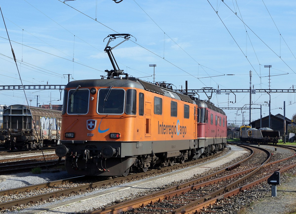 SBB CARGO: Drei Lokgenerationen warten am 26. Oktober 2013 im Hauptbahnhof  an der Sonne  auf ihren nchsten Einsatz. Re 4/4 11320 noch mit dem Interregio Cargo-Anstrich und Re 6/6 als Re 10/10. 
Foto: Walter Ruetsch
