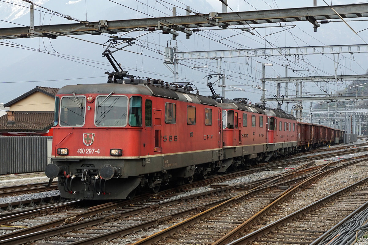 SBB CARGO Dreifachtraktion bestehend aus Re 420 297-4, Re 420 232-1 sowie Re 620 025-7  OENSINGEN  beim Verlassen des Güterbahnhofs  Bellinzona-San Paolo in Richtung Süden am 11. April 2019.
Foto: Walter Ruetsch