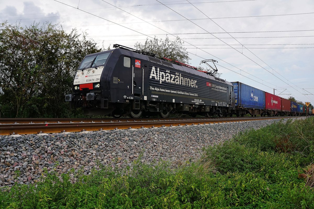 SBB Cargo E 189 284  Alpäzähmer (vermutlich Rastatt-Umleiter) unterwegs am 30.09.2017 auf der Gäubahn kurz vor Gärtringen.