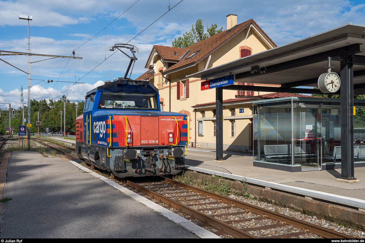 SBB Cargo Eem 923 026 am 17. August 2020 beim Umfahren der drei Getreidewagen aus Les-Hauts-Geneveys im Bahnhof Chambrelien.
