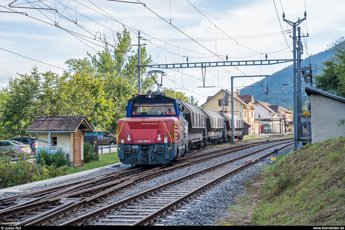 SBB Cargo Eem 923 026 verlässt am 17. August 2020 mit drei leeren Getreidewagen aus Les-Hauts-Geneveys den Bahnhof Chambrelien Richtung Neuchâtel.
