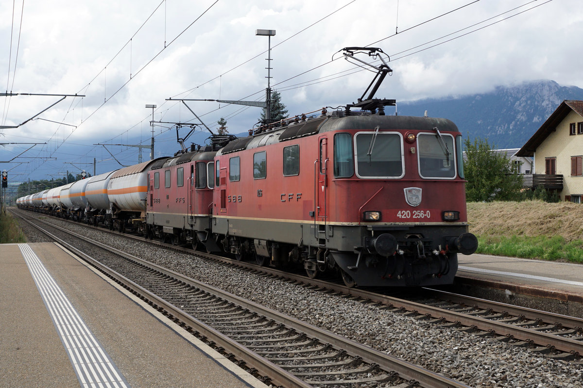 SBB CARGO Gaszug mit Doppeltraktion Re 420 bei Deitingen am 12. August 2019.
Foto: Walter Ruetsch
