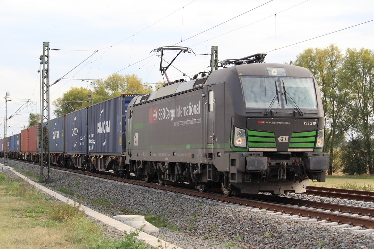 SBB Cargo International 193 210 mit einem Containerzug auf der Bahnstrecke Friedberg-Hanau bei Bruchköbel am 22. September 2019