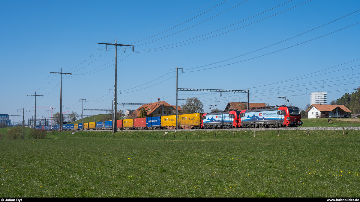 SBB Cargo International 193 463 und 469 am 1. April 2020 mit einem UKV-Zug zwischen Ostermundigen und Gümligen.