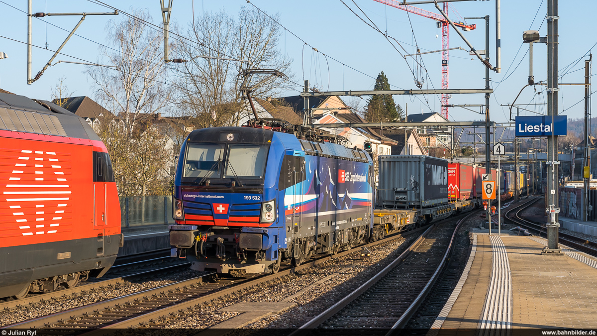SBB Cargo International 193 532  Nightpiercer  durchfährt am 28. Februar 2021 mit einem UKV-Zug den Bahnhof Liestal.