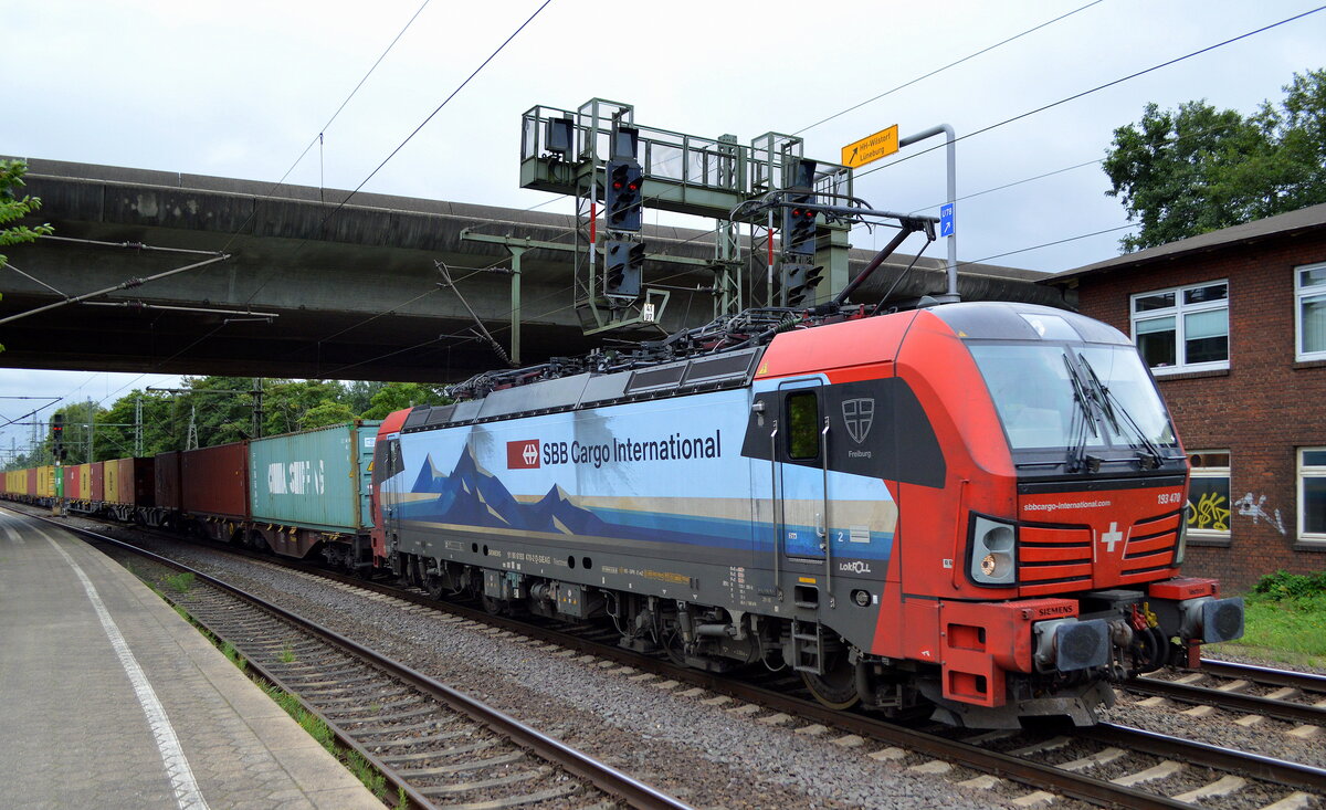 SBB Cargo International AG, Olten [CH] mit  193 470  [Name: Freiburg] [NVR-Nummer: 91 80 6193 470-2 D-SIEAG] und Containerzug Richtung Hamburger Hafen am 25.08.21 Durchfahrt BF. Hamburg-Harburg.