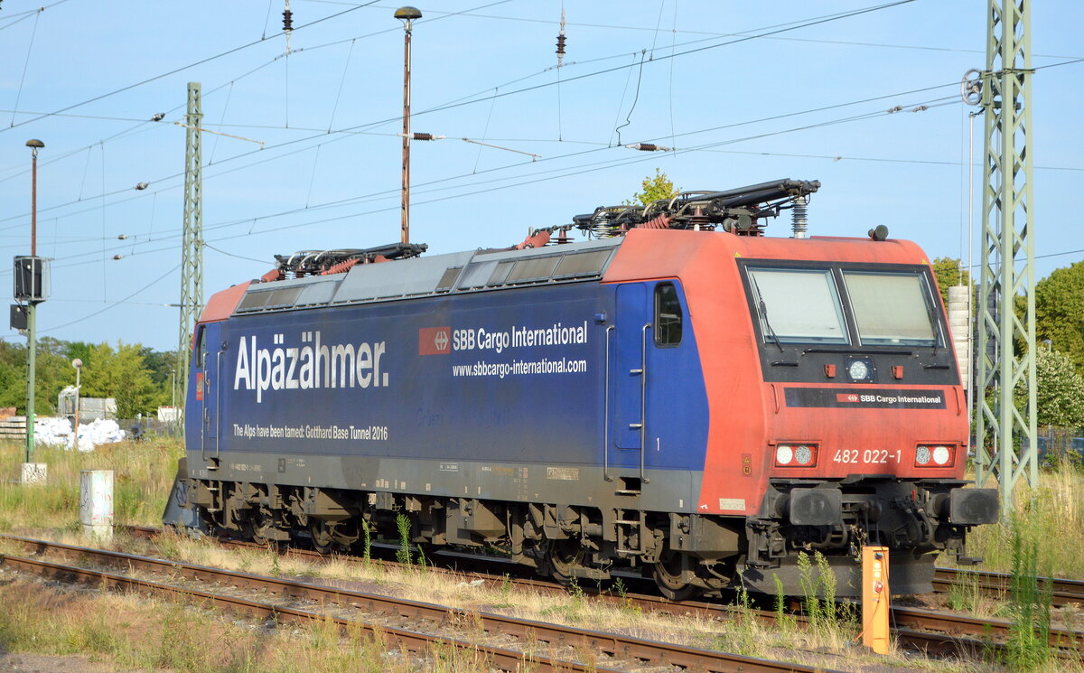 SBB Cargo International AG, Olten [CH] stand mit  482 022-1  [NVR-Nummer: 91 85 4482 022-1 CH-SBBC] am 22.07.22 am Bahnhof Stendal Hbf. abgestellt.
