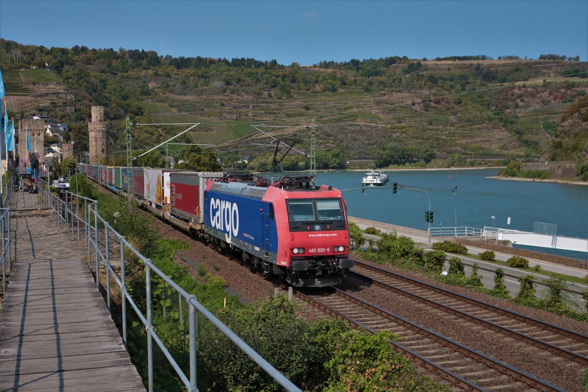 SBB Cargo International Bombardier Traxx 482 020-5 mit KLV Zug in Oberwesel (Rheintal) am 12.09.20

