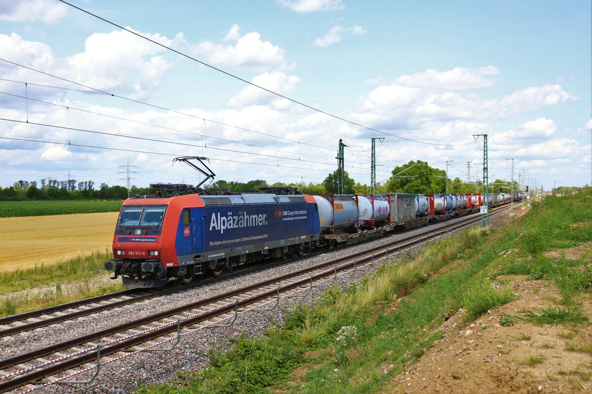 SBB Cargo International Bombardier Traxx 482 013-0 mit einen KLV Zug am 13.07.23 bei Auggen (Baden Württemberg)