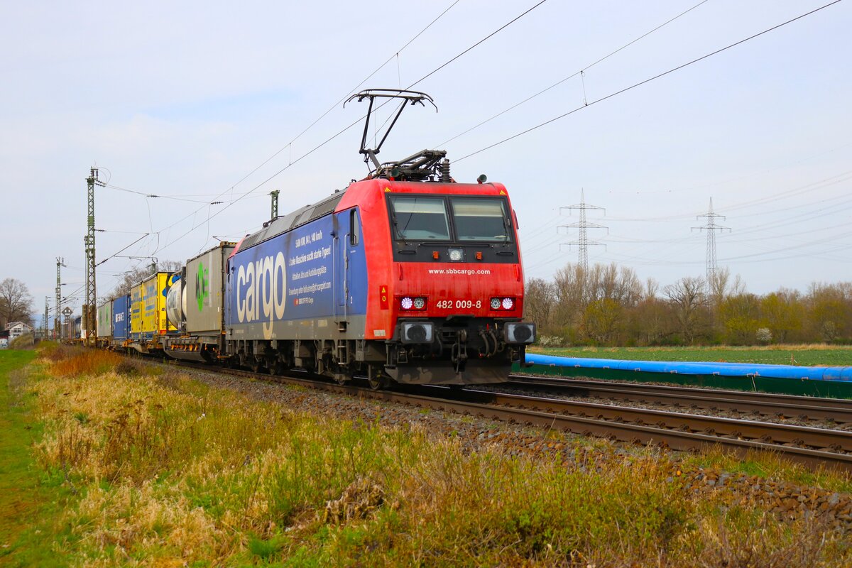 SBB Cargo International Bombardier Traxx 482 009-8 mit KLV Zug in Mainz Bischofsheim am 17.03.24
