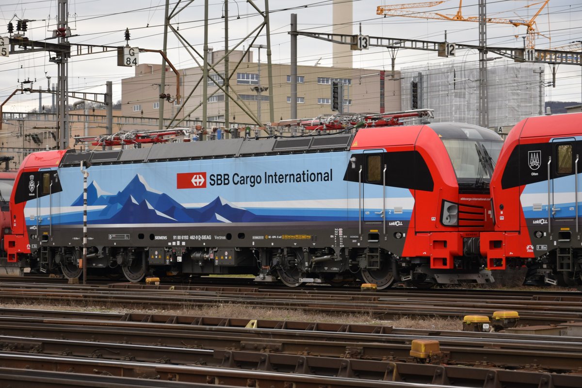 SBB Cargo International BR 193 462  Gallarate  und BR 193 461  Olten  am 31.12.2017 in Muttenz auf neue Aufgaben wartend.