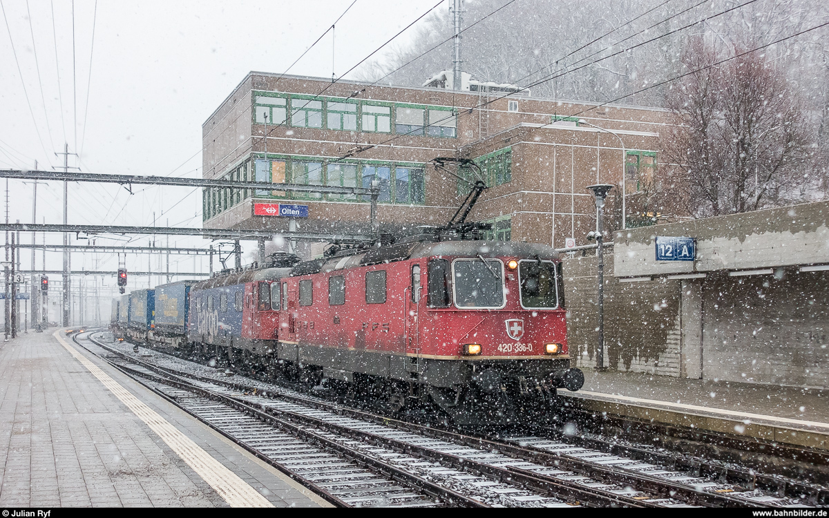 SBB Cargo International Re 4/4 II 11336 und Re 6/6 11662 am 28. Januar 2019 mit einem LKW-Walter-UKV-Zug bei der Durchfahrt im Bahnhof Olten.