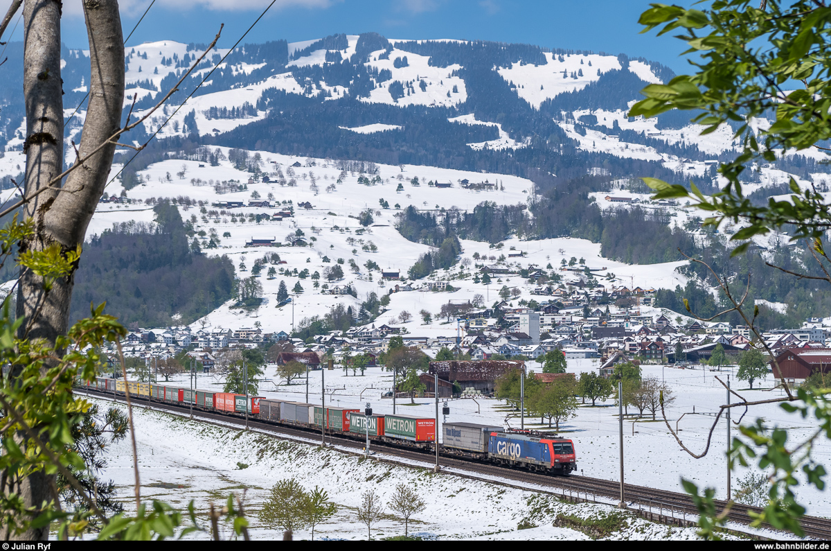 SBB Cargo International Re 474 012 mit einem UKV-Zug am 29. April 2017 zwischen Steinen und Schwyz.