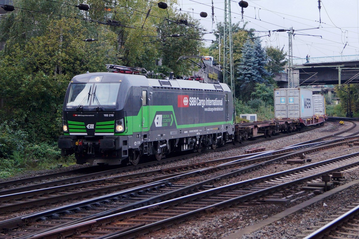 SBB CARGO INTERNATIONAL: SBB Güterlokomotiven in HAMBURG HARBURG bei trübem Wetter im Einsatz. Die  neue 193 210 mit einem Containerzug am 14. Oktober 2015.
Foto: Walter Ruetsch